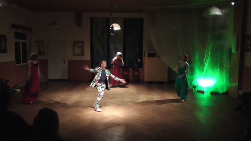 Bild aus dem zweiten Tanztheater 'Vom Wiederkehren und Weggehen'<br />
eine Tänzerin befindet sich hinter der Tür!