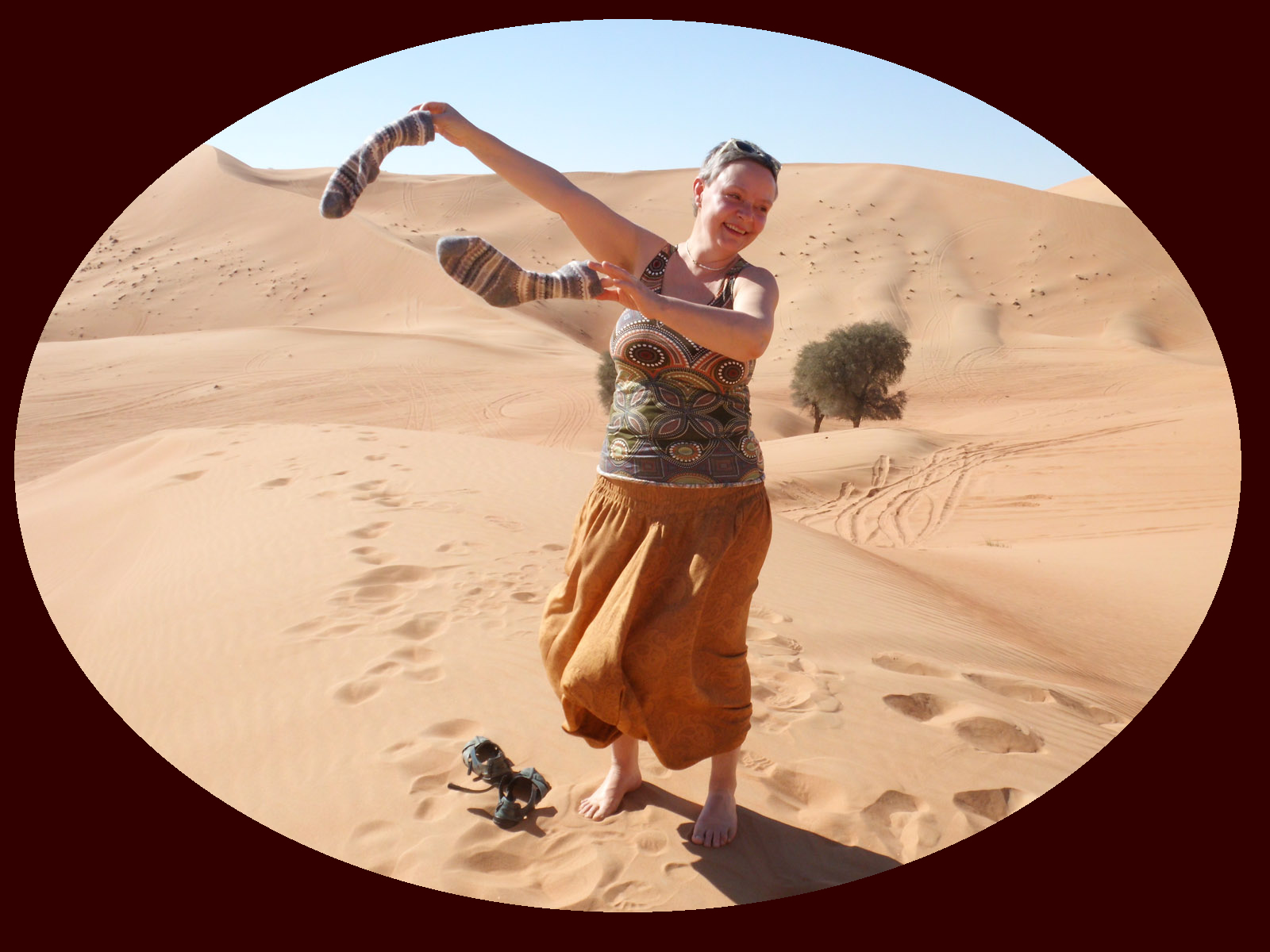 Sabine tanzt in der arabischen Wüste